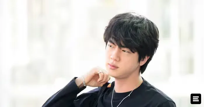 BTS Jin: футболка Чонгука вызвала смех в аэропорту