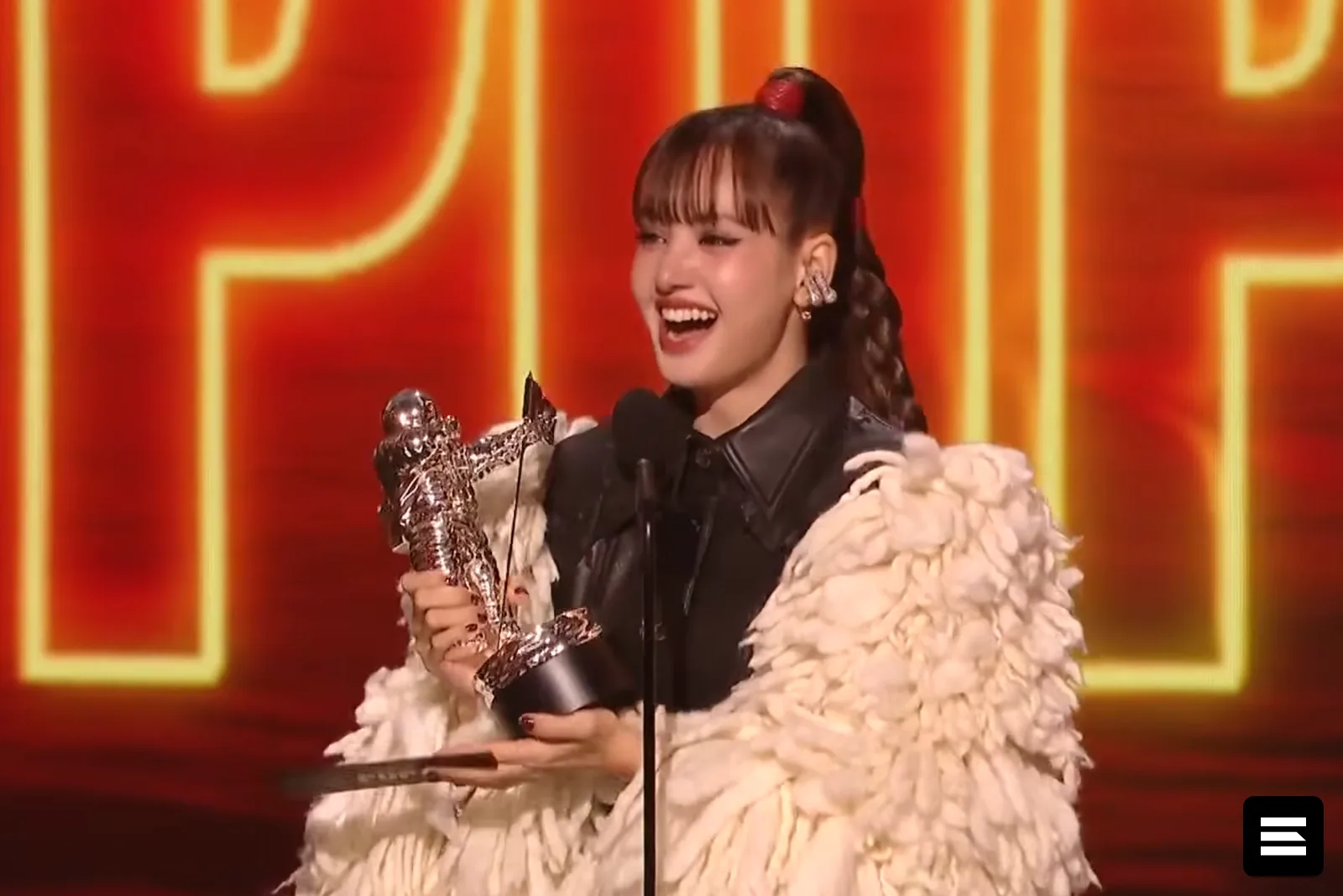 Lisa из BLACKPINK взяла награду MTV VMA 2026 за лучший поп-трек