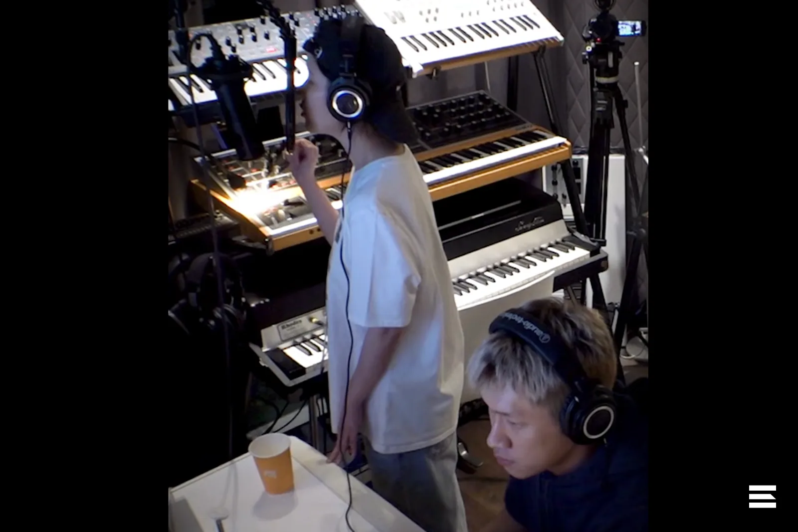 Crush и IU готовят совместный сингл «seesaw»