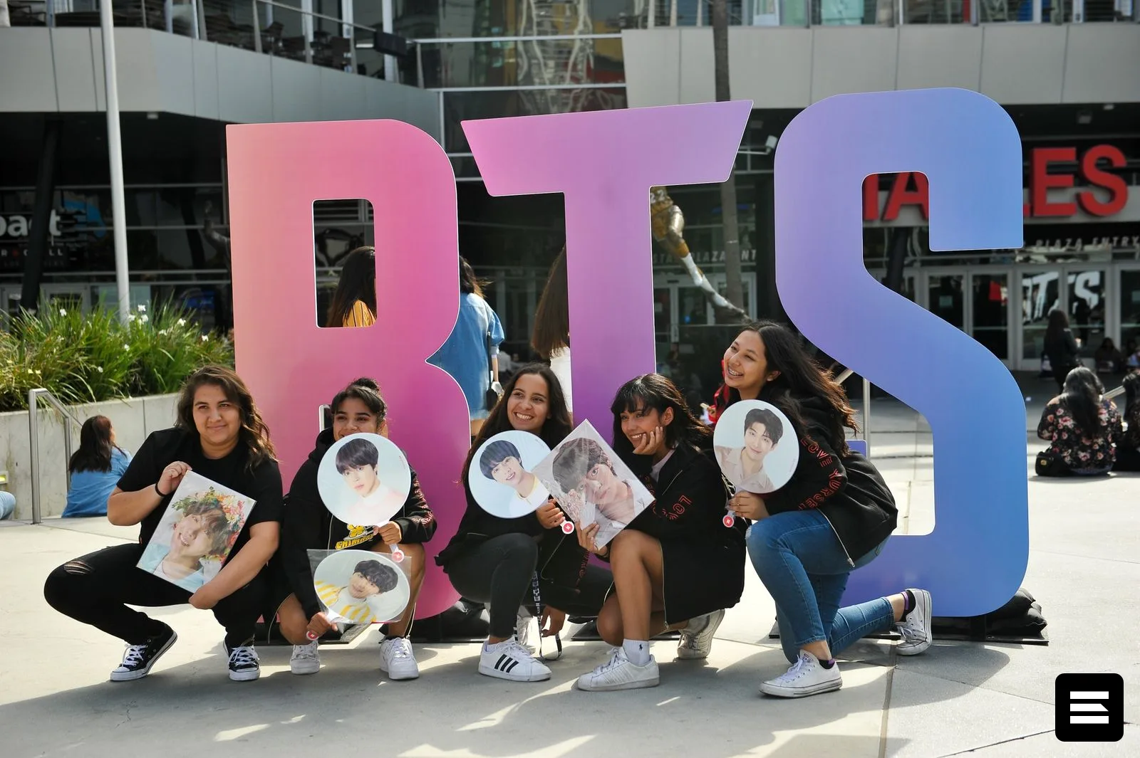 BTS установили рекорд в Южной Америке, фанаты преодолевают трудности ради концертов