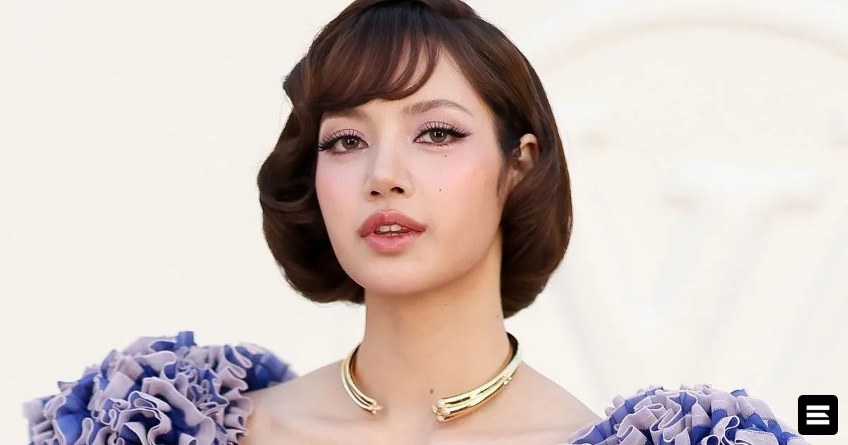 Lisa (Blackpink) в ультракороткой юбке Louis Vuitton