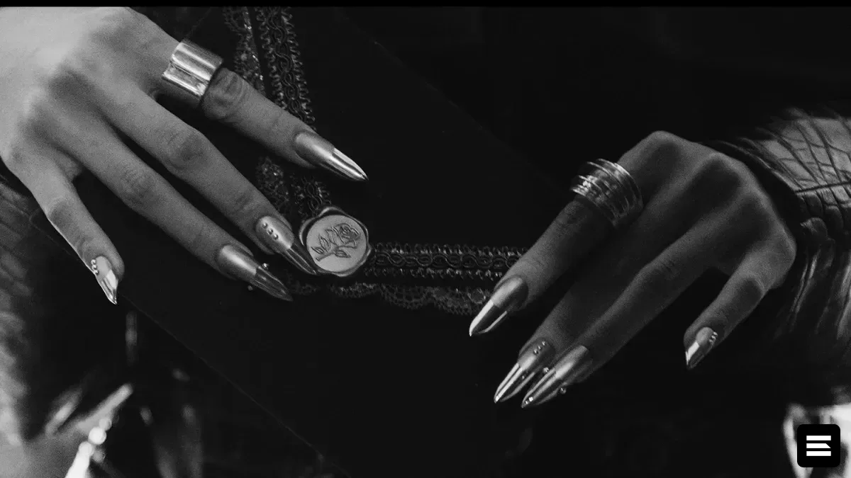 Lisa (BLACKPINK) анонсирует сингл Tarantino 23 октября