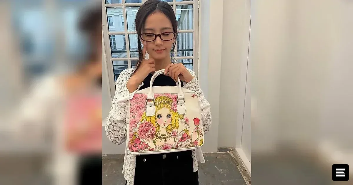 Джису из BLACKPINK в образе Алисы в Стране чудес после показа Dior